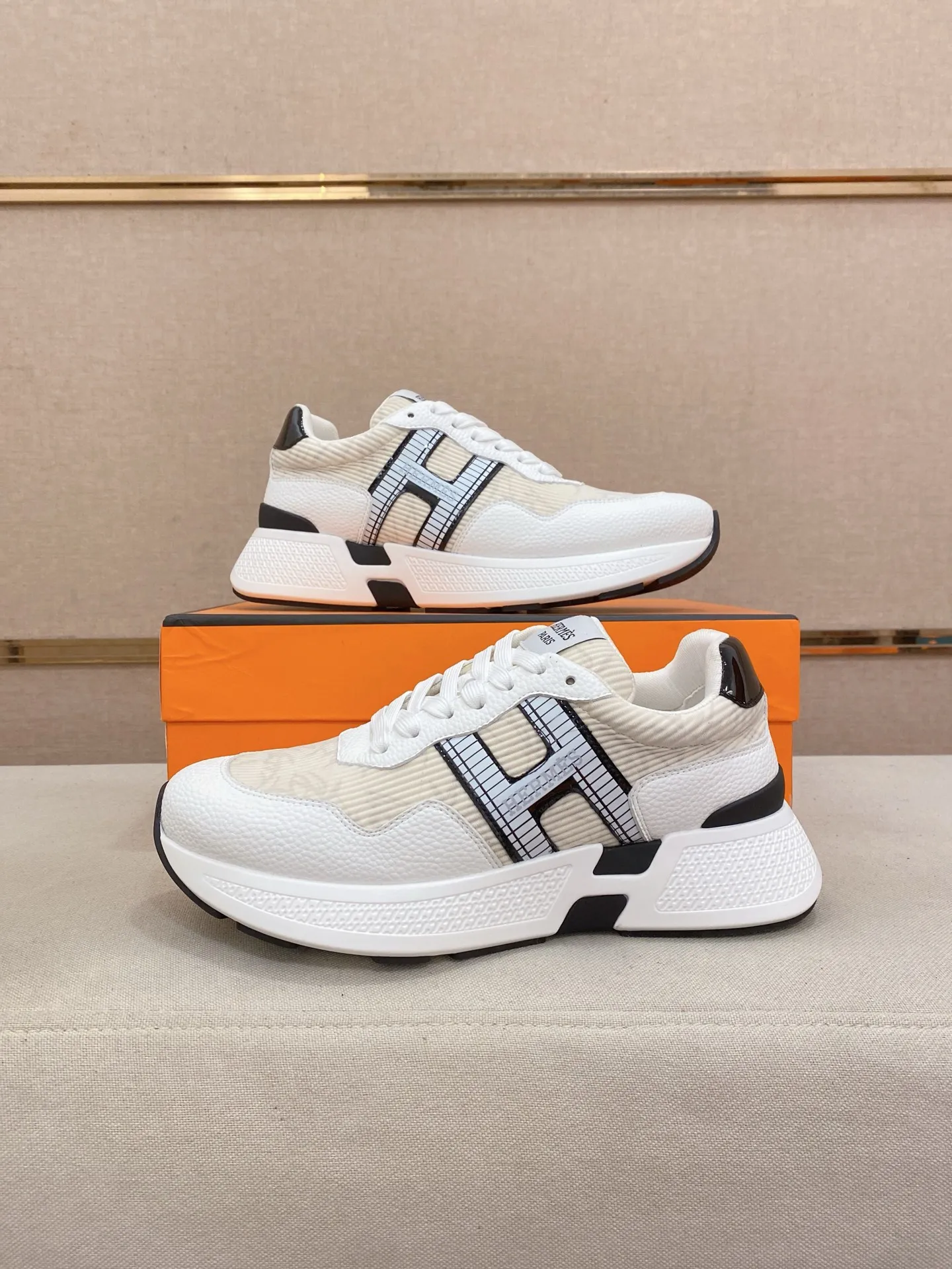 Factory price: 560💰《HERMES》【Classic Original Version】Hermès; Top 🔝 Purchasing Agency 🔍🔍Men's latest 🇺🇸 counters are on sale simultaneously, imported from Italy original ▲▲cowhide ▲▲ (high-end, nobility, class) ) Exquisite workmanship (Italian 🇮🇹 imported water-dyed 🐂 cowhide lining) sole: original sole provided by the original factory, ⚠️exclusive double-layer activity·TPR·rubber·combined molded outsole; super comfortable·wear-resistant·non-slip·environmental protection The real thing is more beautiful if you take the real thing (high quality, follow the order). You can enter and exit the counter at will * Number of yards: 38-44 (45 can be customized and cannot be returned or exchanged)